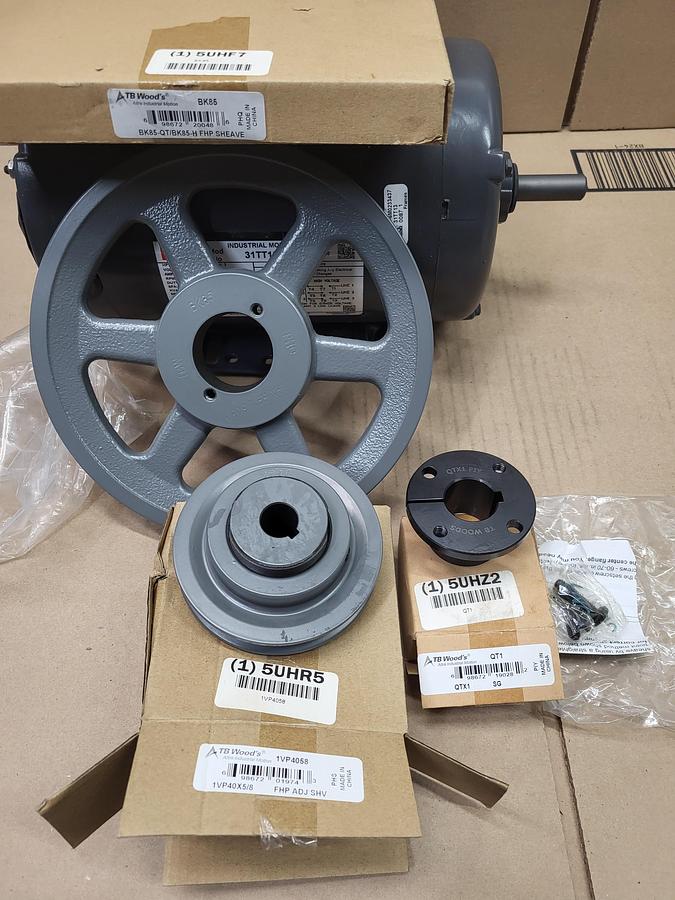 Dayton motor P56AF92A11 / 1.5 HP *NEW IN BOX* Includes: 2 SHEAVES BK85 & ADJ 1VP4058 / QTX1/2 SG BUSHING