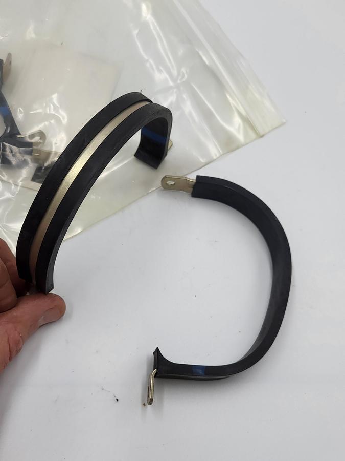 UMPCO Snug-Fit Vibration-Damping Loop Clamp, Aluminum with Neoprene Cushion, 2" ID WDG 32 *NEW*