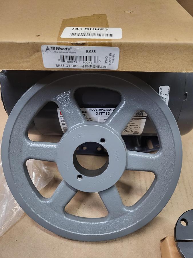 Dayton motor P56AF92A11 / 1.5 HP *NEW IN BOX* Includes: 2 SHEAVES BK85 & ADJ 1VP4058 / QTX1/2 SG BUSHING