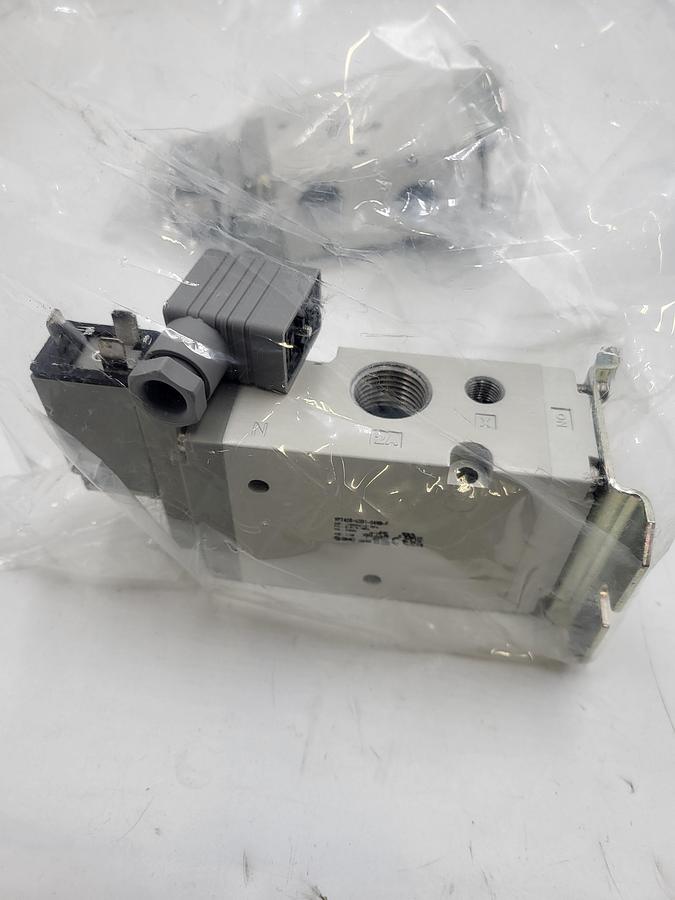SMC VP742R-5DD1-04NB-F 3 port poppet type valve **new in bag**