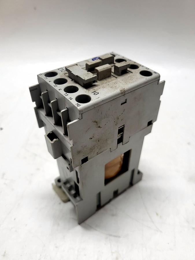 Allen-Bradley 100-C12D*10A detail