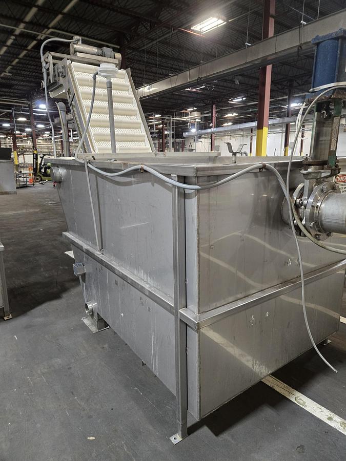 Used Stainless wash tank with incline conveyor