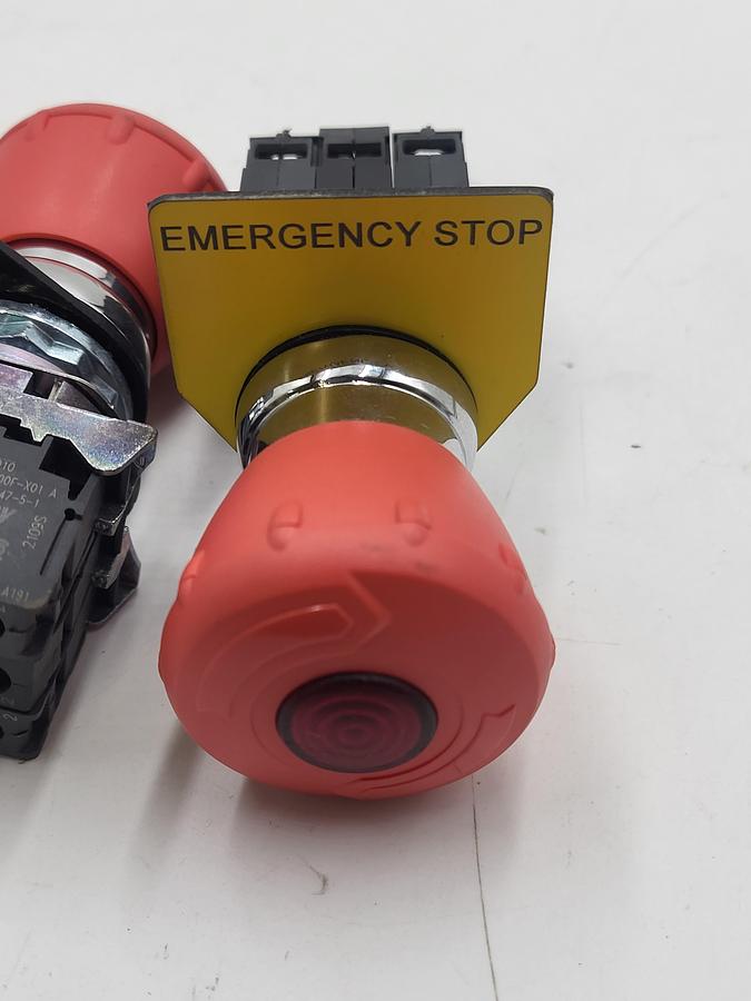 Used Allen Bradley illuminated emergency stop button 800FP-LMT44 / 800F-X01 ser A
