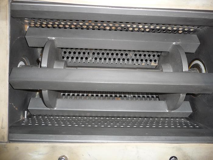 Used Zerkleinerungsmaschine KEMUTEC Type M-305 als Horizontalreibe.
