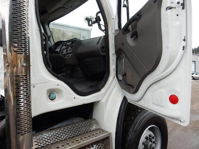 Used 2009 Freightliner M2-112V