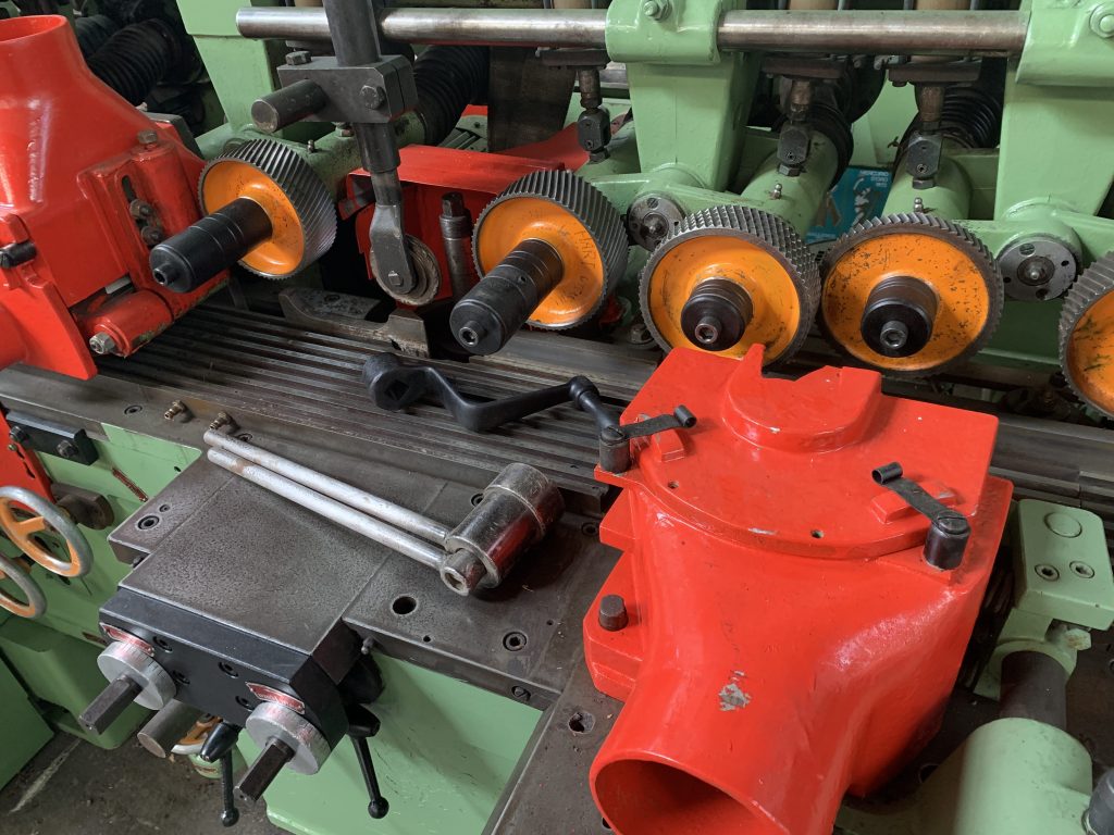 Usato Scorniciatrice marca Weinig modello PFA 17N a 8 alberi