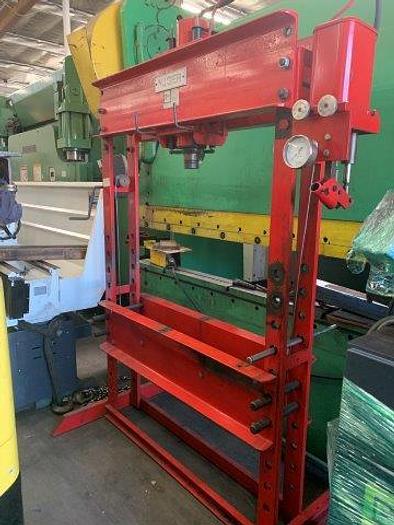 80 Ton, NUGIER H80-14, 14"Str, 48" BETWEEN POSTS, HAND CRANK BED Our stock number: 5524