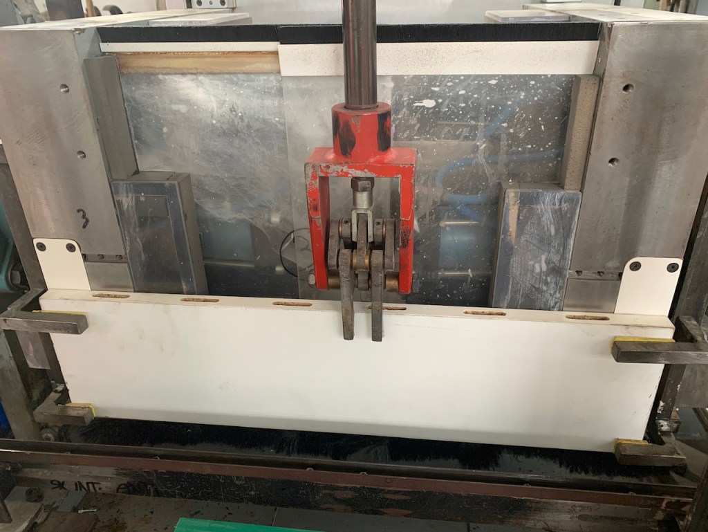 Ricondizionato Mortasatrice automatica Comec, con caricatore, per elementi di lettini per bambini