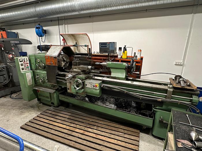 Used BRUGT DREJEBÆNK FABR. URSUS, MODEL 250 x 2000