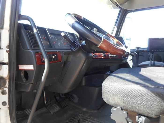 Used 2002 VOLVO VNL64T300