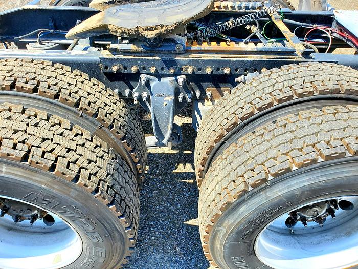 Used 2017 Freightliner Cascadia Truck w/ Sleeper