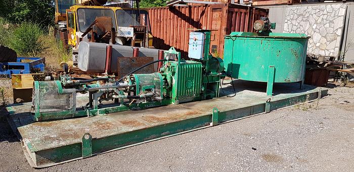 Usato MotoPompa per calcestruzzo su piattaforma, con serbatoio mescita