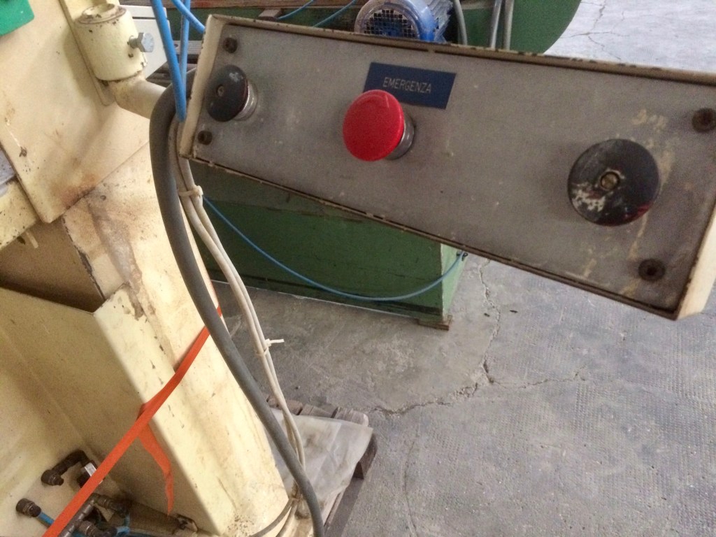 Usato 1996 Foratrice – troncatrice verticale per tavoli