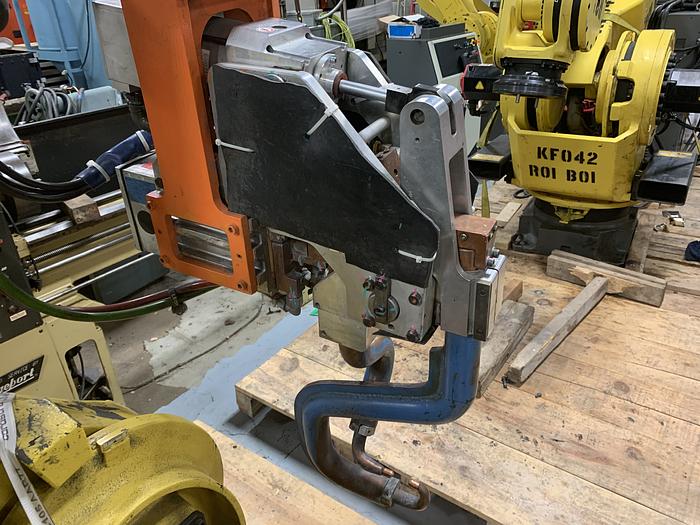 Used FANUC R2000iB/210F 210KG X 2655MM REACH 6 AXIS CNC ROBOT W/R30iA CONTROLS WITH ARO SERVO GUN