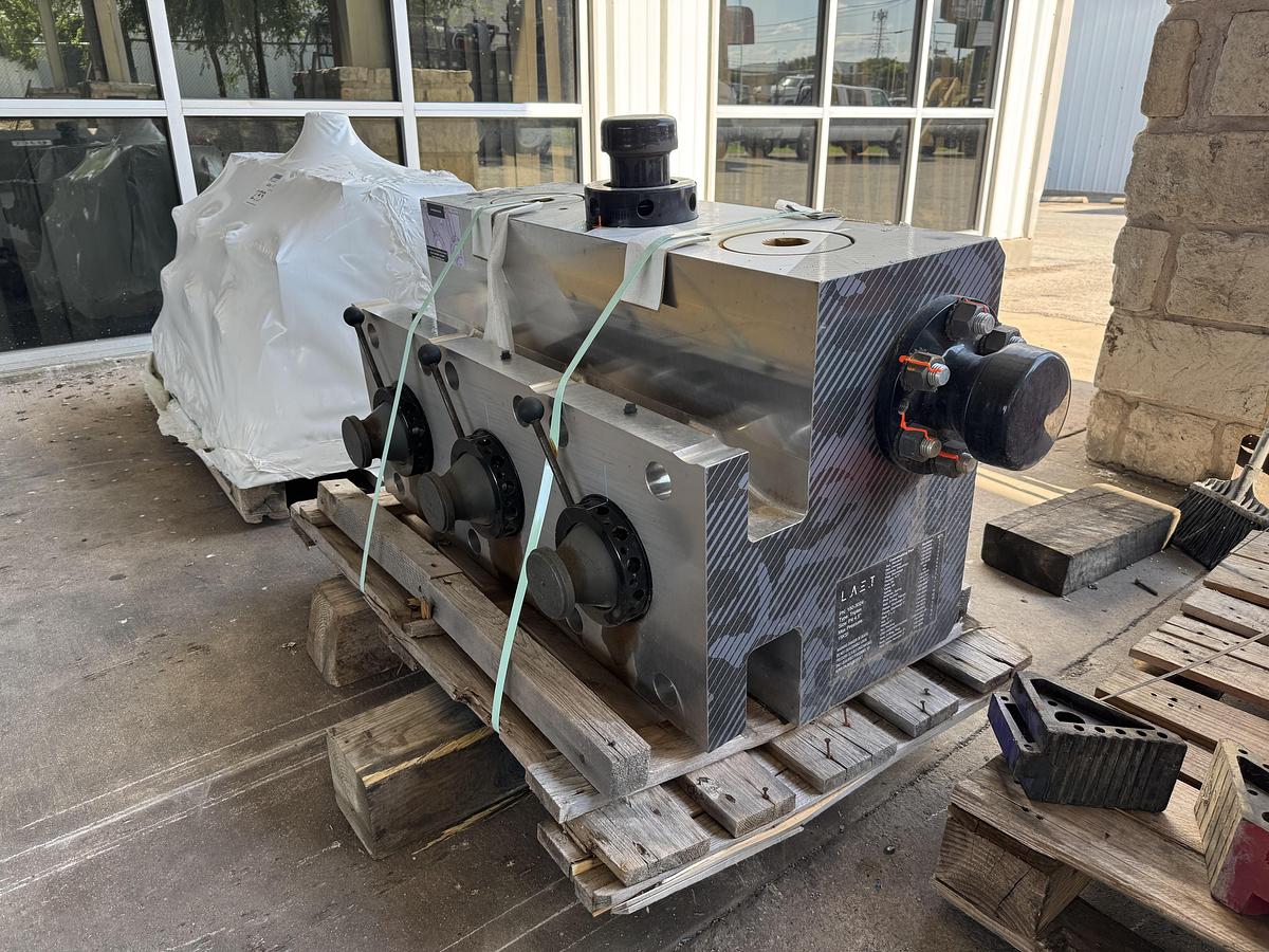 Used Sierra Tango Niner 150-3024 Triplex Fluid End - 4 1/2'' Plungers - NEW!