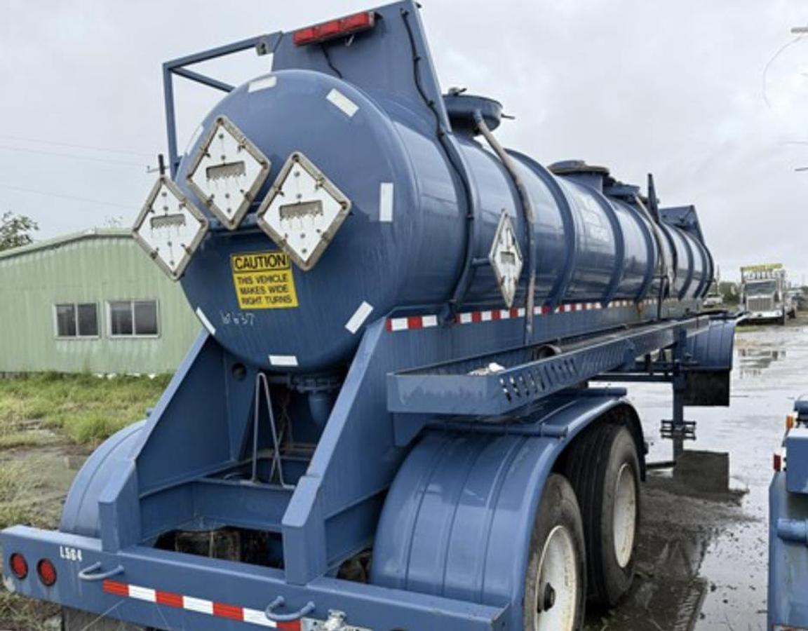 Used 2012 WILCO 4,100 GALLON W/ HYD AGITATORS T/A ACID TRANSPORT TRAILER