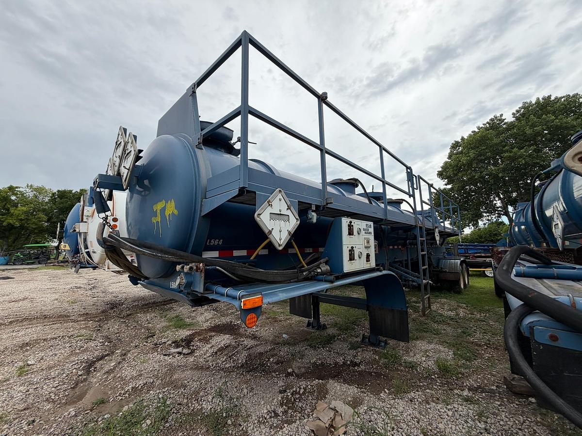 Used 2012 Wilco 4,100 Gallon with Hyd Agitators Acid Transport Trailer