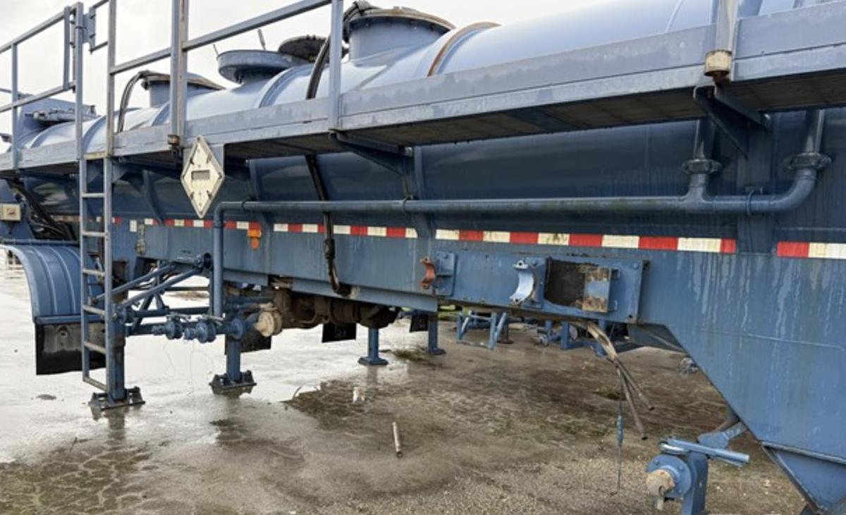 Used 2012 WILCO 4,100 GALLON W/ HYD AGITATORS T/A ACID TRANSPORT TRAILER