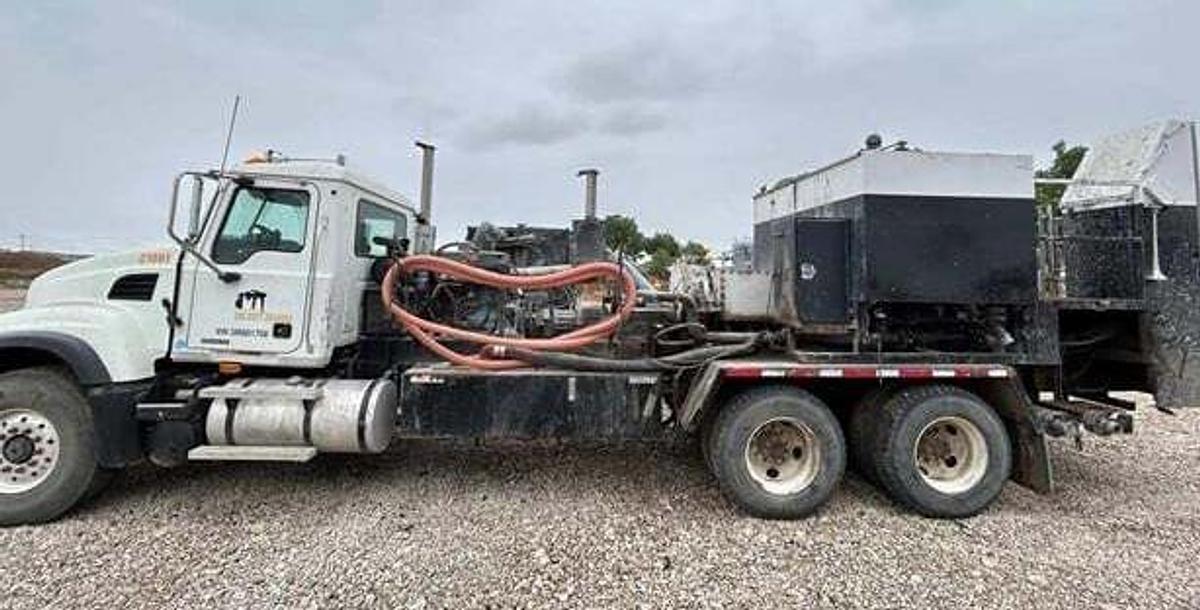 Used 2005 MACK CV513 T/A CEMENT SPM TRIPLEX PUMP TRUCK