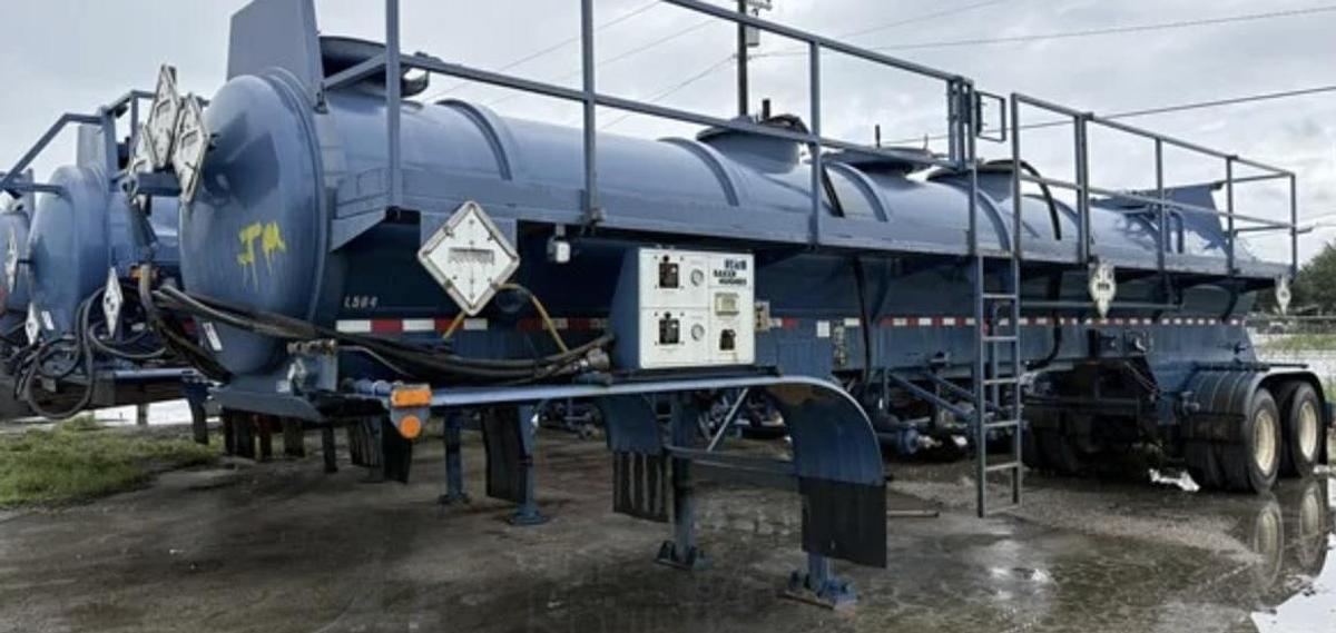Used 2012 WILCO 4,100 GALLON W/ HYD AGITATORS T/A ACID TRANSPORT TRAILER