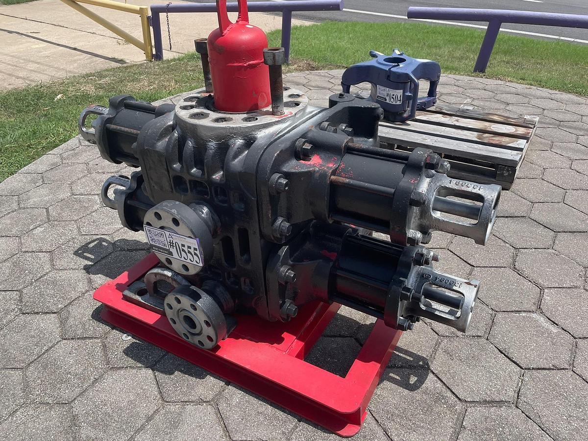Used Shaffer 7 1/16'' Double Hydraulic BOP - BOP Stump