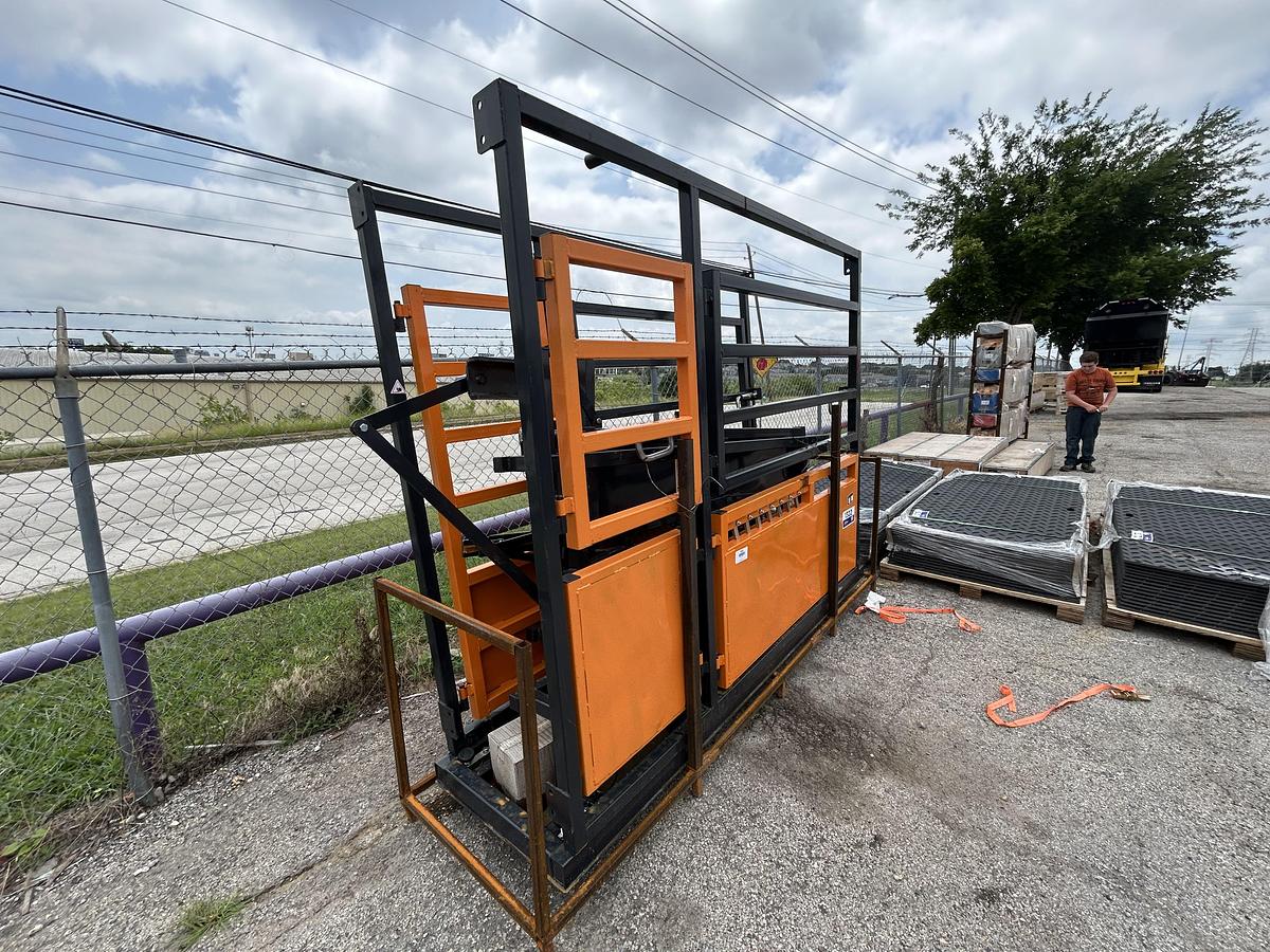 Used 2026 Landhonor LHR-CSC10 10ft Cattle Squeeze Chute (UNUSED)