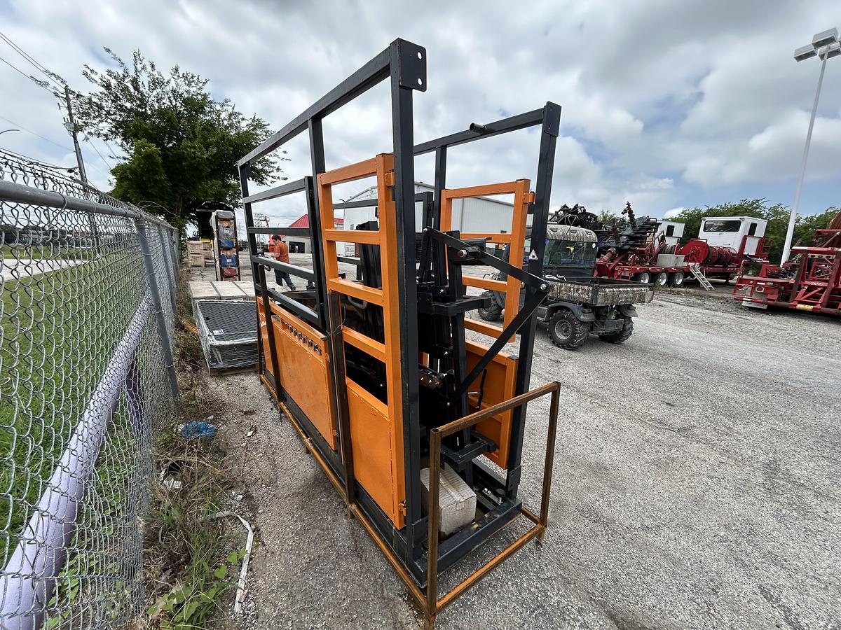 Used 2026 Landhonor LHR-CSC10 10ft Cattle Squeeze Chute (UNUSED)