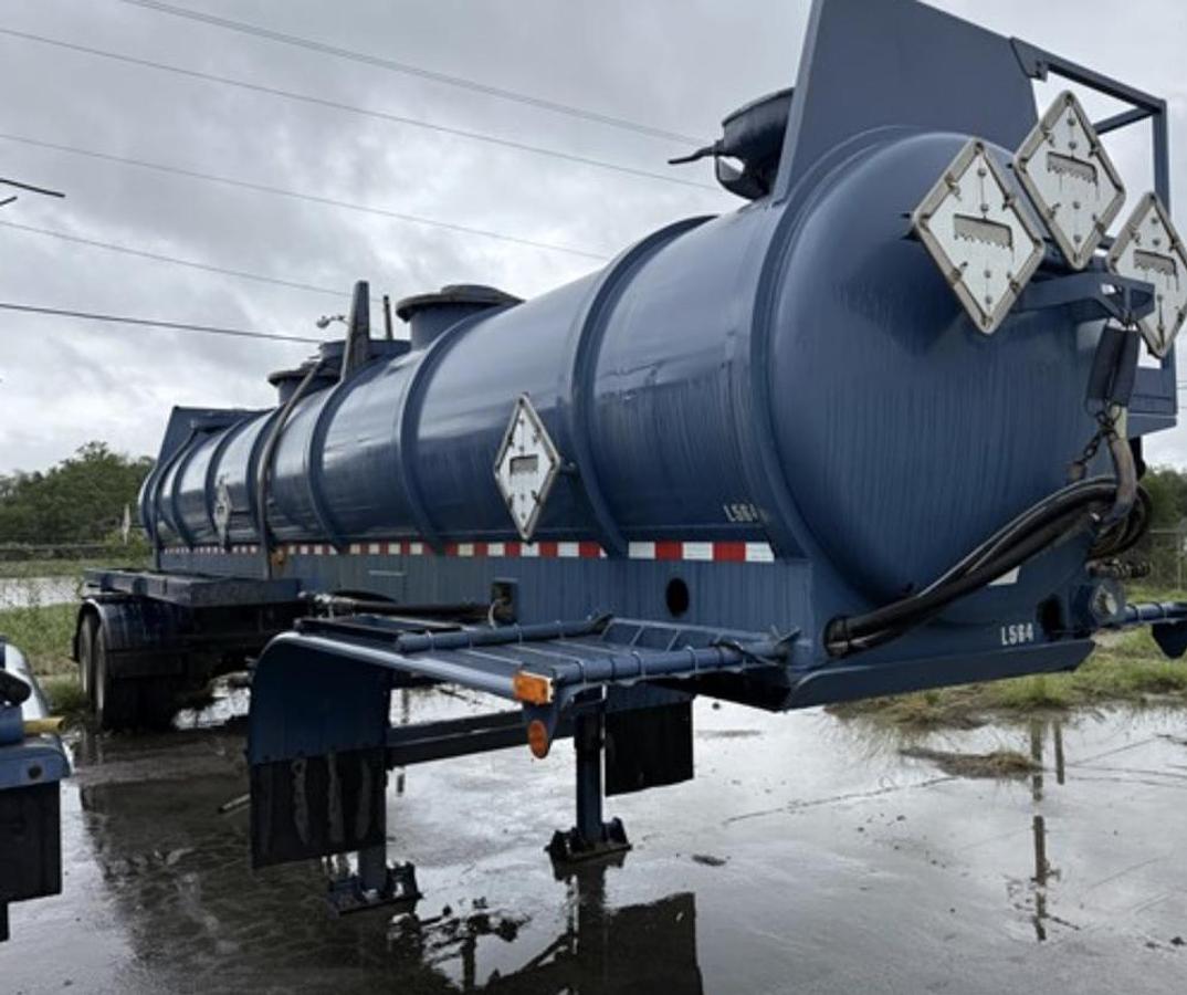 Used 2012 WILCO 4,100 GALLON W/ HYD AGITATORS T/A ACID TRANSPORT TRAILER