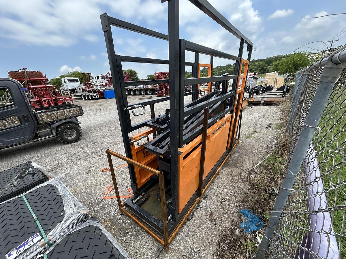 Used 2026 Landhonor LHR-CSC10 10ft Cattle Squeeze Chute (UNUSED)