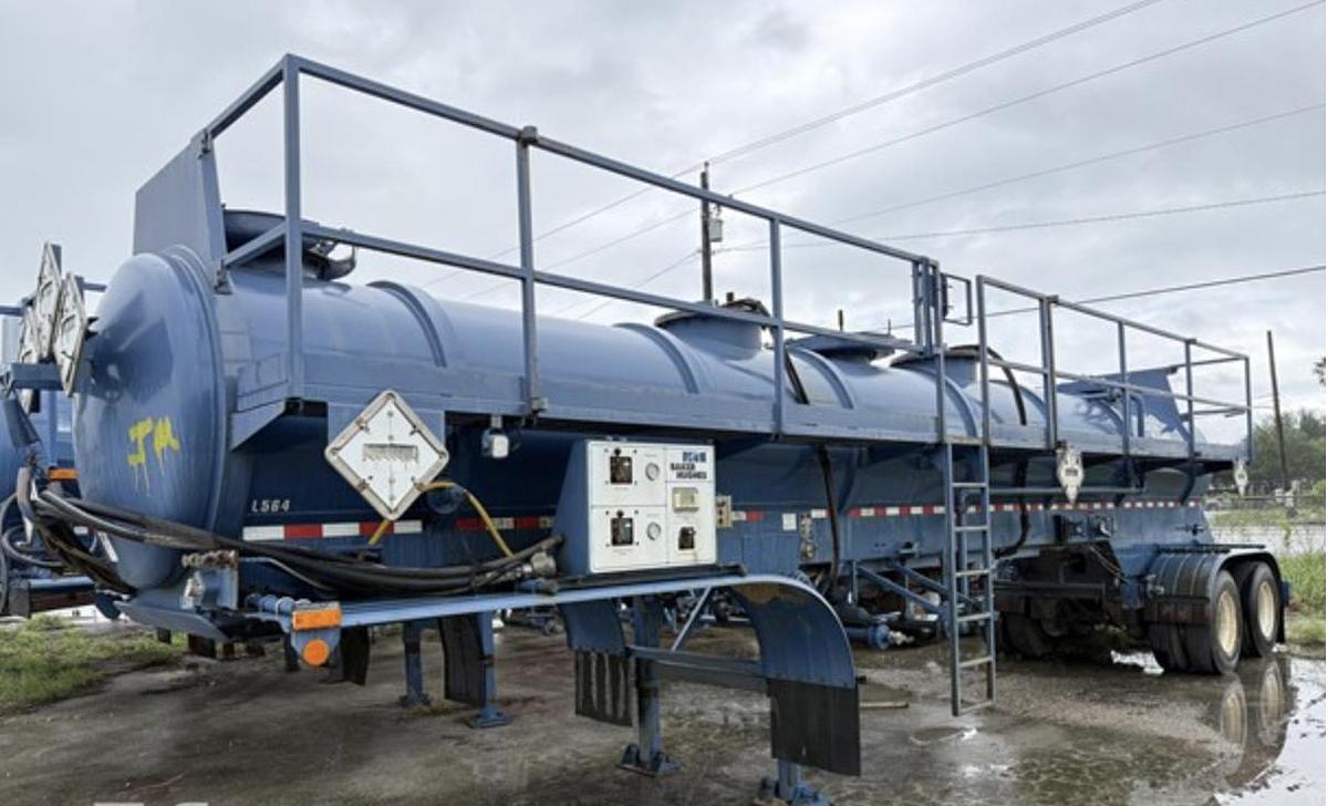 Used 2012 WILCO 4,100 GALLON W/ HYD AGITATORS T/A ACID TRANSPORT TRAILER