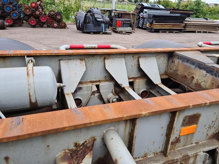 Used 1980 2 axle gooseneck container chassis  steel suspension drum brakes freuhauf