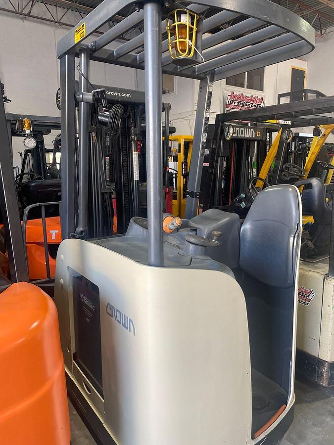 Used CROWN RC5530 - IN STOCKSTAND-UP COUNTERBALANCE ELECTRIC, 36V CROWN RC5530 - IN STOCK STAND-UP COUNTERBALANCE ELECTRIC, 36V