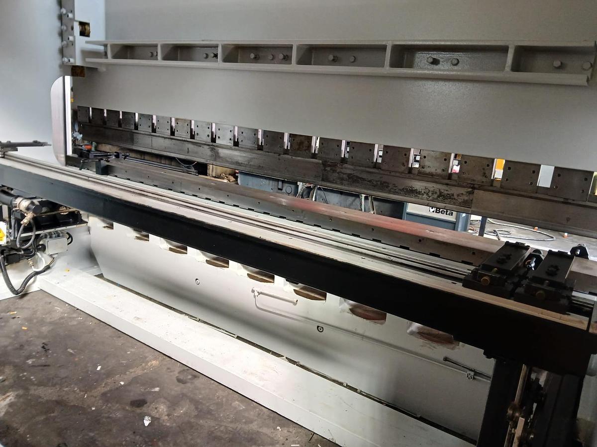 Used  FARINA 4100mm x 320ton Press Brake, overhauled