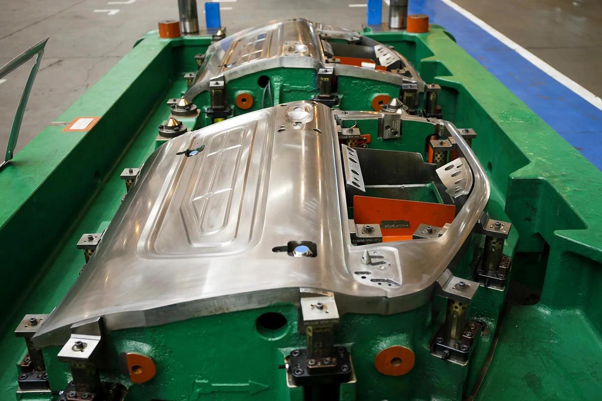 Used OMERA 1600ton and 1200ton Hydr. Deep-Drawing Presses, Used for sale