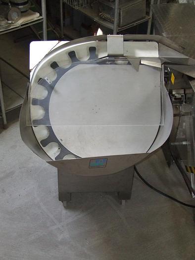 Used Linia do zadawania/orientowania i pakowania bułek w opakowania zbiorcze (woreczki) z zamknięciem na klips plastykowy z wtopionym drutem