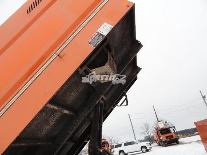 Used 2011 FREIGHTLINER BUSINESS CLASS M2 106