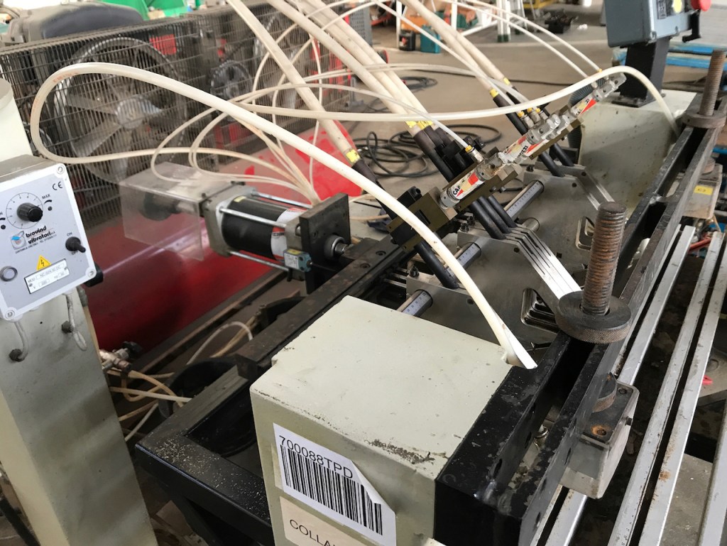 Used 1997 Inseritrice e incollatrice di perni, automatica