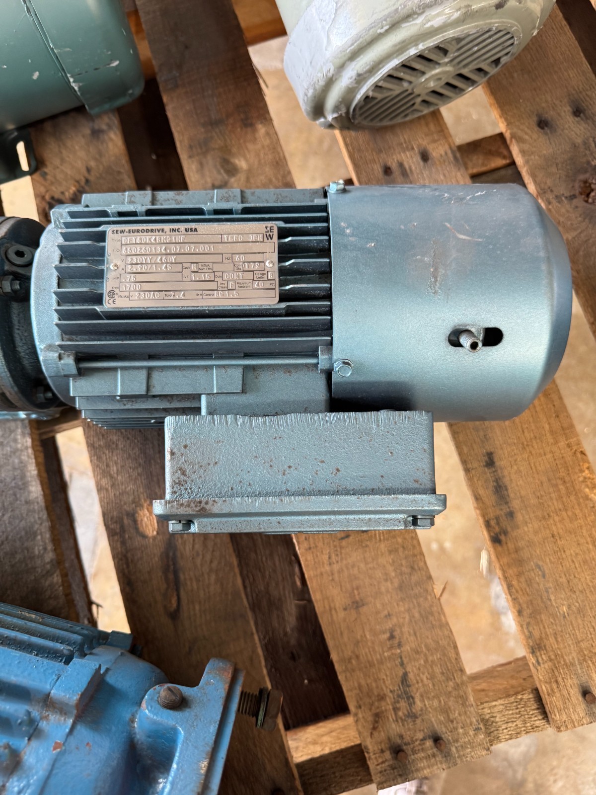 SEW-EURODRIVE GEAR MOTOR VV4 3/4HP DFT80K4BMG1HF/KA37DT80K4BMG1HF 1700 IN 34 OUT