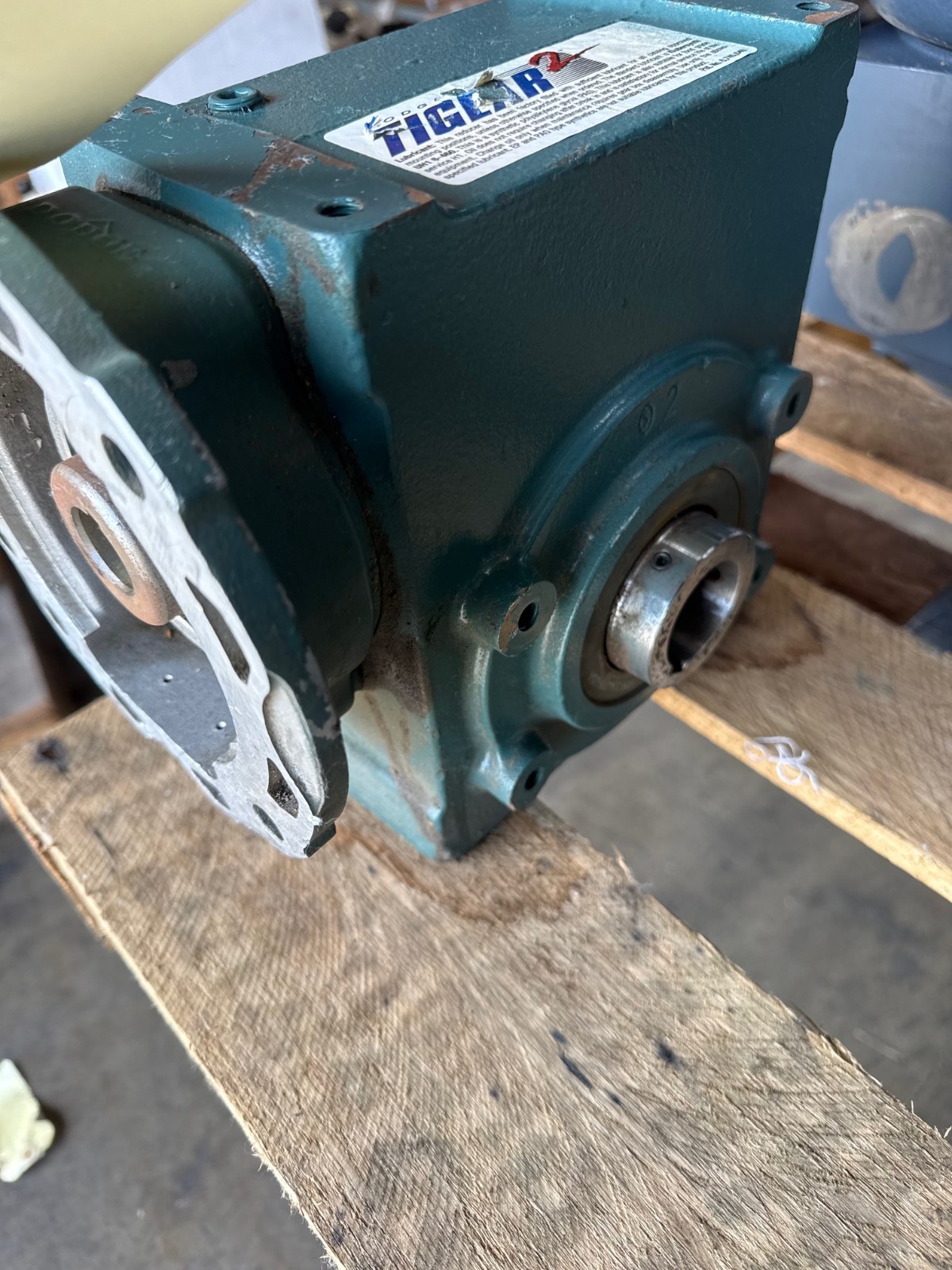 TIGEAR/2 BALDOR GEAR REDUCER 1XTA 1XPH MODEL 26Q20H14 1750 RPM 20 TO 1 RATIO