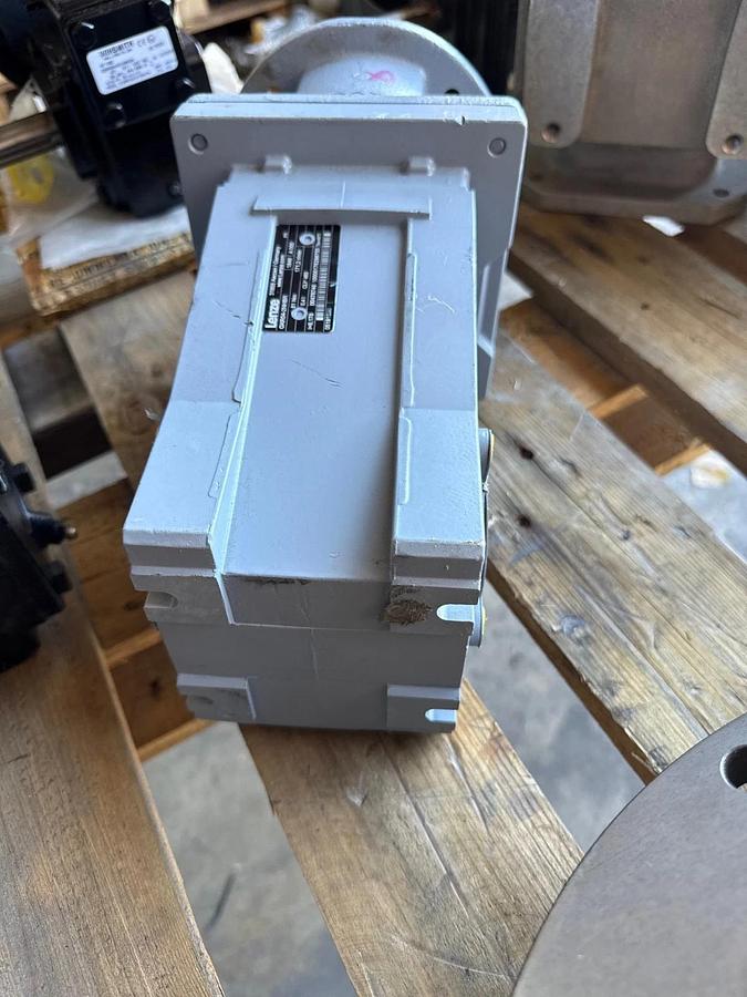 LENZE GEAR REDUCER 1XVG 1XVI MOD GKR04-2NHBR 81NM 171 R/MIN .41 CLP460