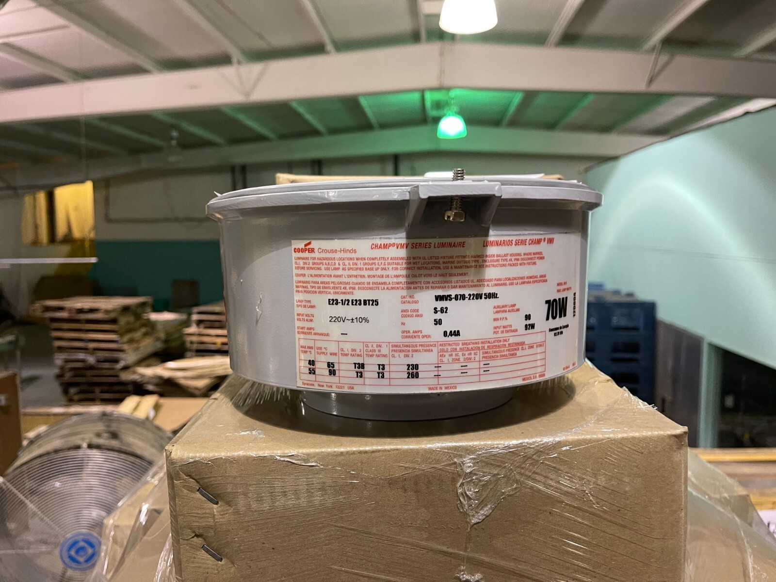 CROUSE HINDS CHAMP SERIES LUMINAIRE FOR HAZARDOUS LOCATIONS VMVS070-220-50