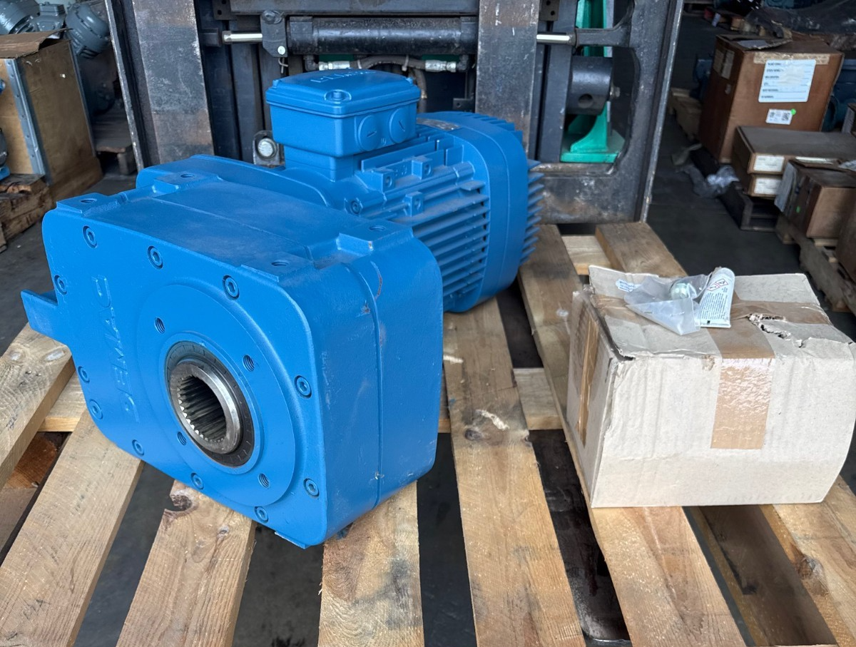 DEMAG CRANE GEAR MOTOR 2XL MOD KBA  50432447 FRAME 125B4A 1760 RPM 8 HP 230/460V