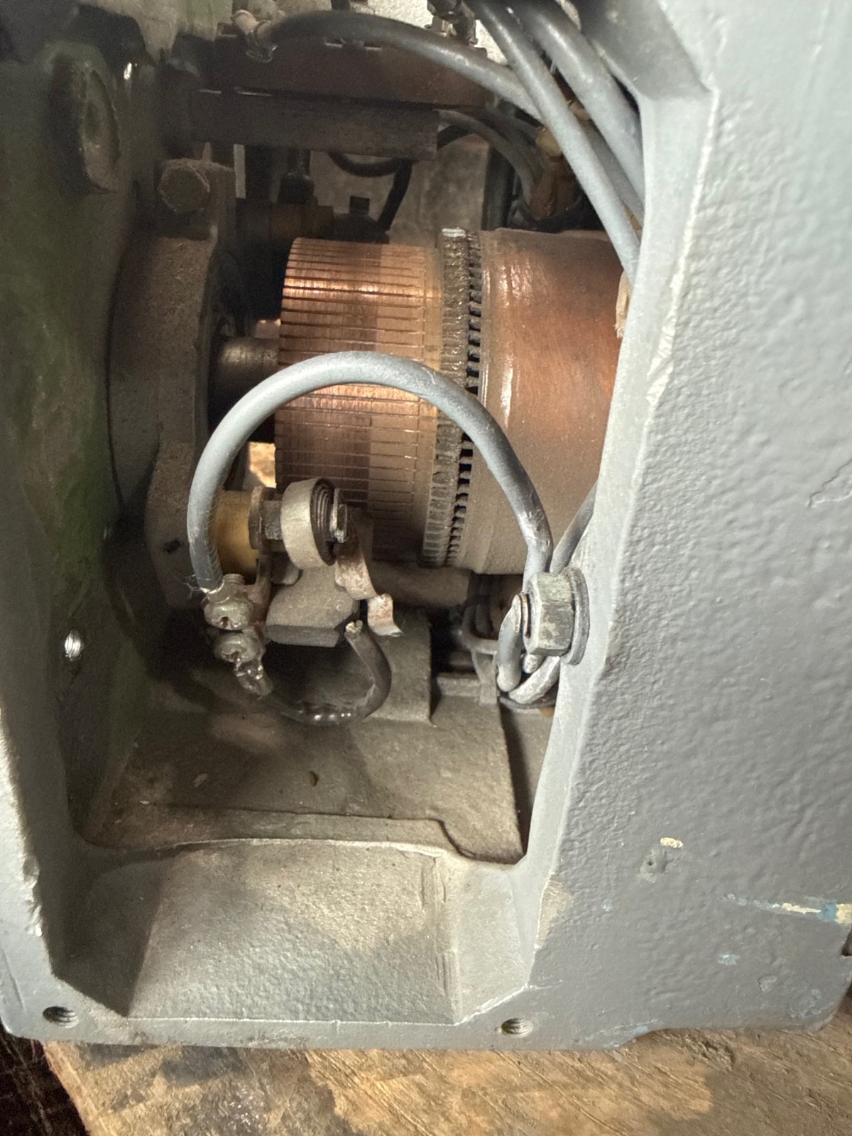 LENZE DC MOTOR 5.25 HP 2XKC 2740 RPM 400 VOLT DC TYPE SHUNT WOUND 16.2 AMP