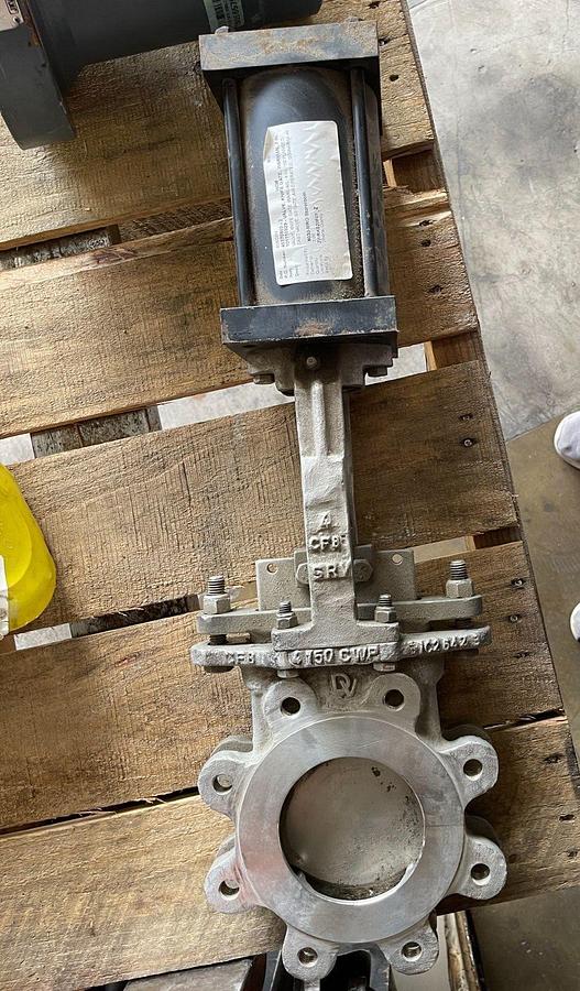 4" 150 LB KNIFE GATE STAINLESS WITH ACTUATOR WARMAN 004AKRKX-AO