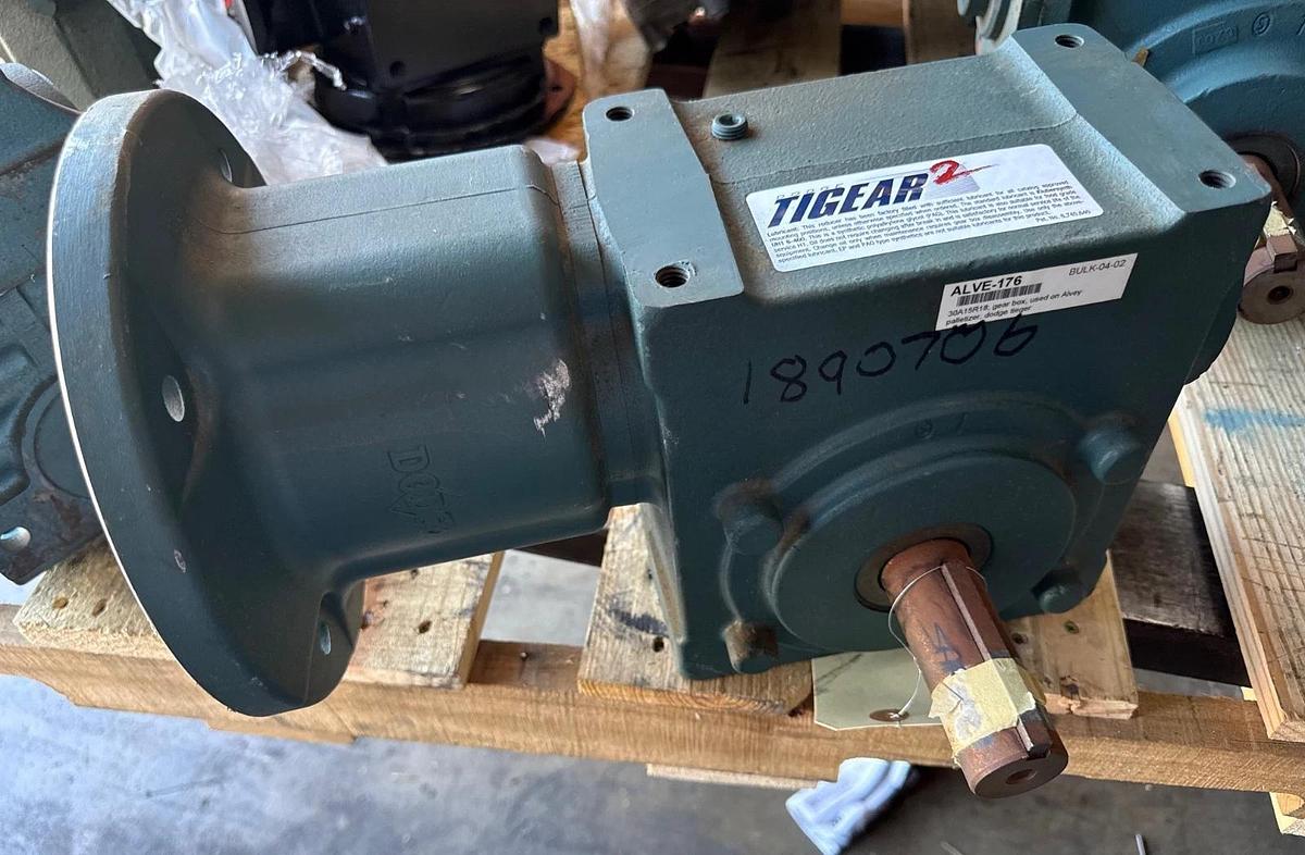 TIGEAR GEAR REDUCER 1XSE MOD 30A15R18 1750 RPM 5 HP MAX TORQUE 2371