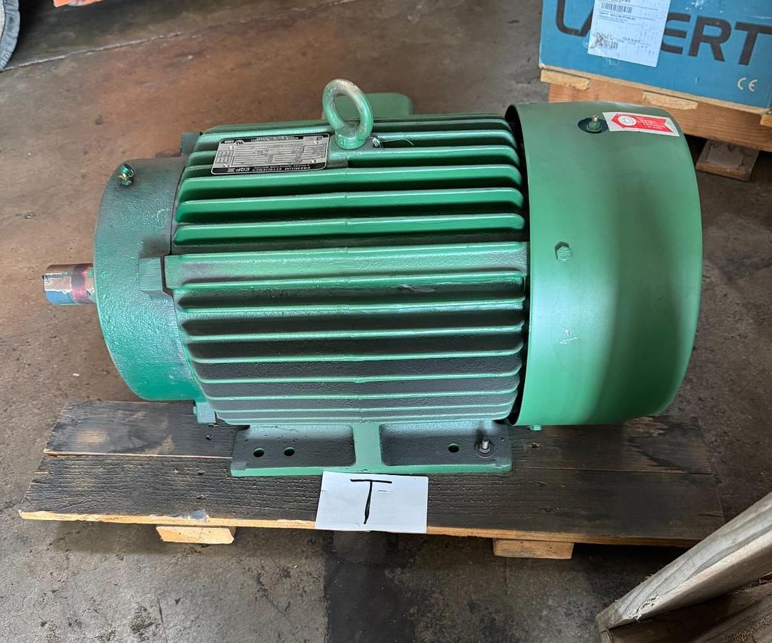 Toshiba MOTOR T 30 HP BO304FLF3UM11 EQP III 1170 RPM 230/460 V 4 POLE 72/36 AMP