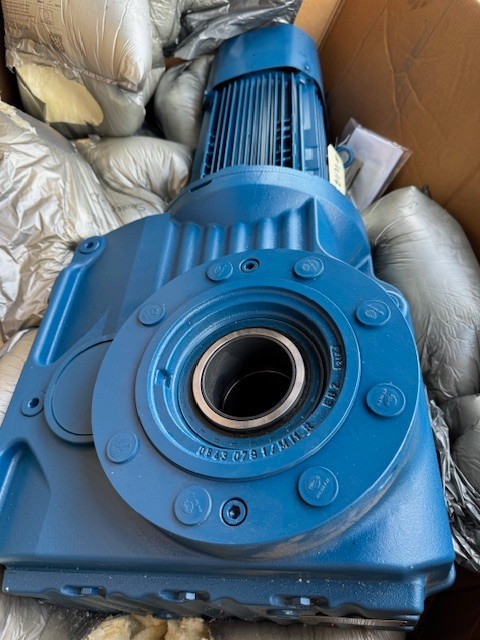 SEW-EURODRIVE GEAR MOTOR WA39 KHZ97 DRN132S6/BE5HF/AFQ5/2W 1179 TO 11 RPM 3 HP