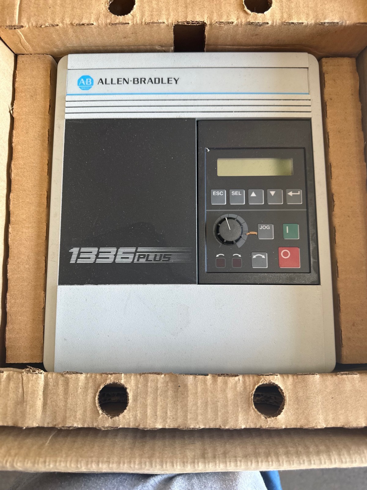 ALLEN BRADLY AC MOTOR DRIVE 1XXE MODEL 1336S-BRF50-AA-EN-HA1-L6 5 HP 460V