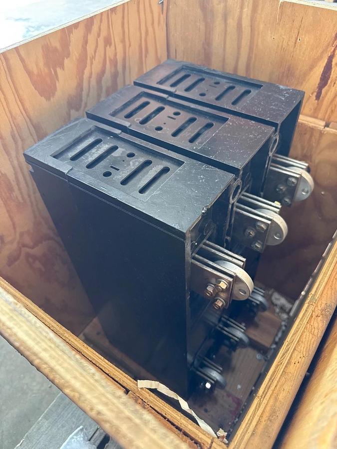 Refurbished Westinghouse 2000 AMP BREAKER PC2000 600 V 3 POLE 50/60 HZ 1600 AMP PLUG 2YV7