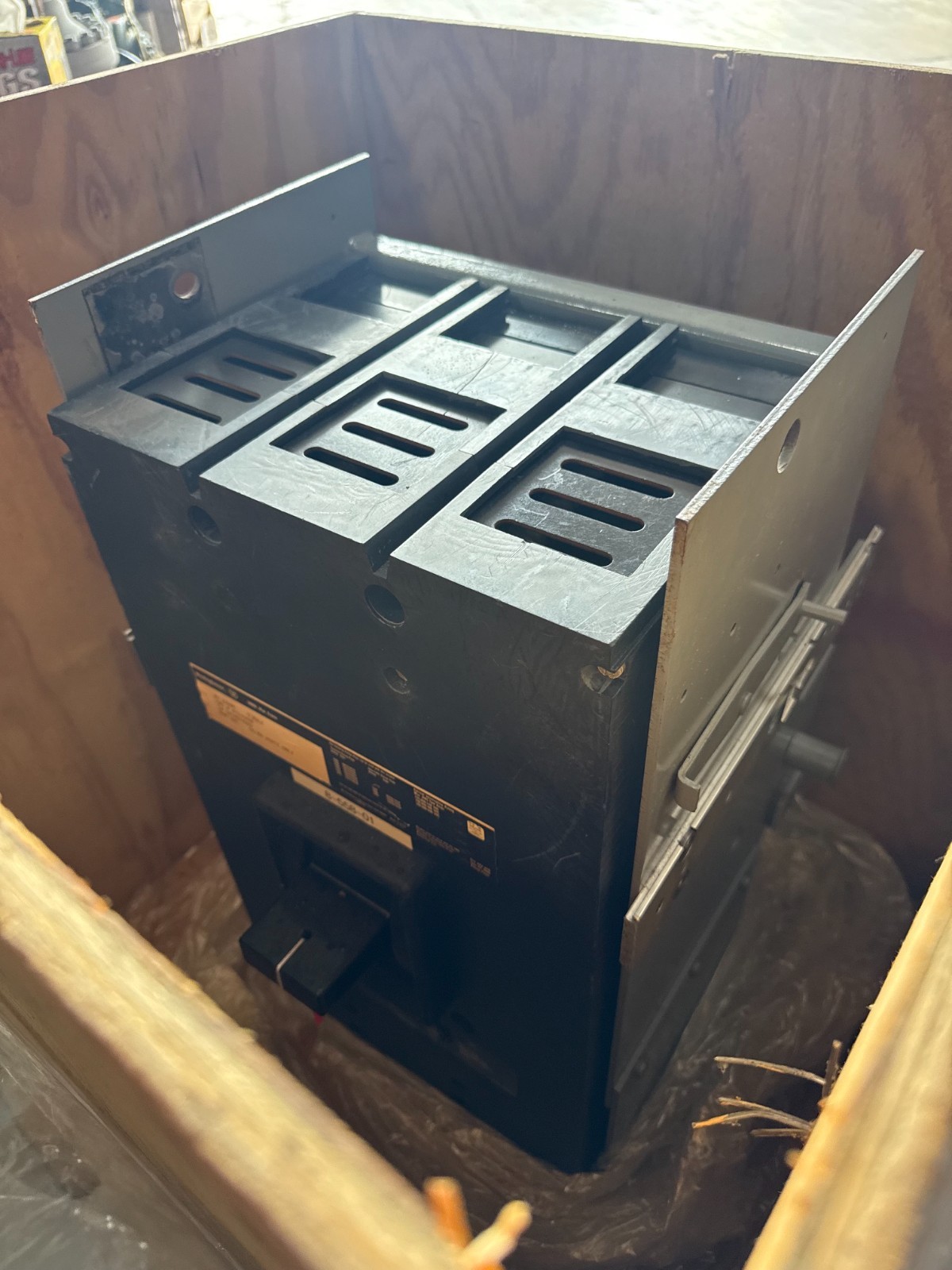 Refurbished Westinghouse 2000 AMP BREAKER PC32000FCSN 2YV5 600 3 POLE V 60 HZ 2KA PC 2000